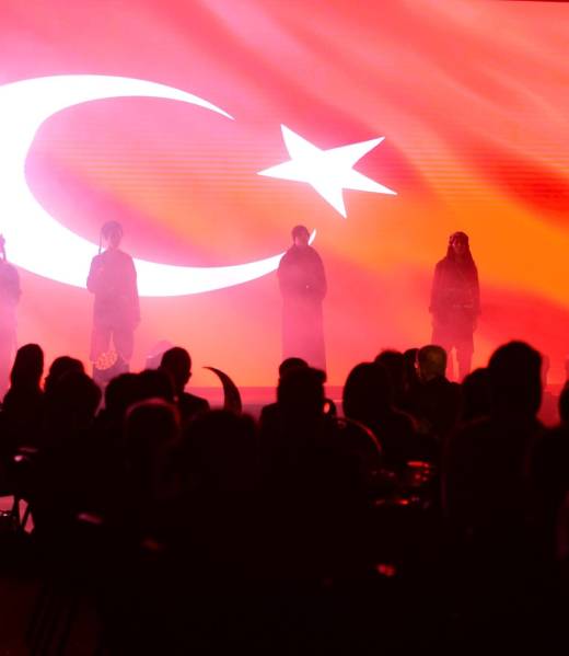 açılıştaki tiyatro gösterisi